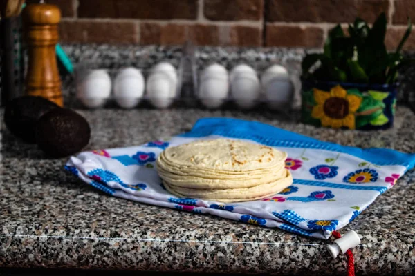 Pilha de tortilhas de milho acabado de fazer — Fotografia de Stock