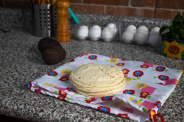 Pilha de tortilhas de milho acabado de fazer — Fotografia de Stock