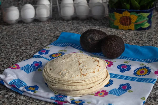 Pilha de tortilhas de milho acabado de fazer — Fotografia de Stock