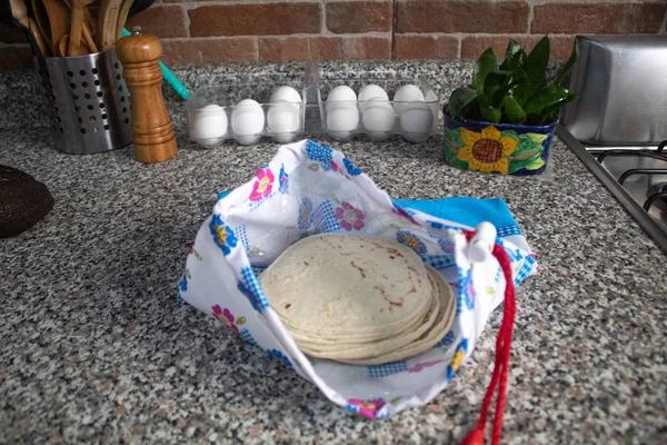 Pilha de tortilhas de milho acabado de fazer — Fotografia de Stock