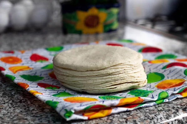 Čerstvá kukuřičná tortilla — Stock fotografie