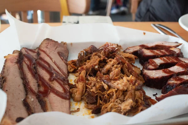 Soslu barbekü pirzolası.