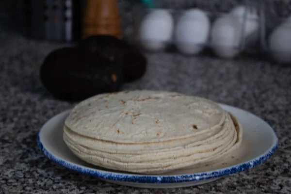 Tortilla σωρό in.a πιάτο στην κουζίνα — Φωτογραφία Αρχείου