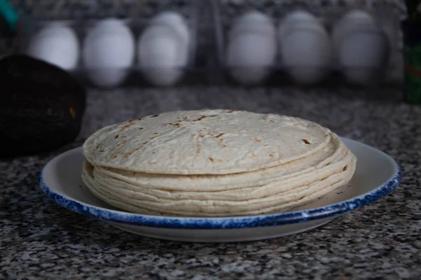 Tortilla σωρό in.a πιάτο στην κουζίνα — Φωτογραφία Αρχείου