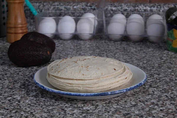 Placa de tortilla em.a na cozinha — Fotografia de Stock