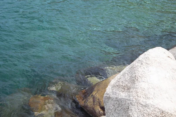 Dalgalar Huatulco Oaxaca Meksika sahilindeki kayalara çarpıyor.