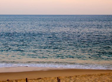 Güneşli sahil ve berrak okyanus