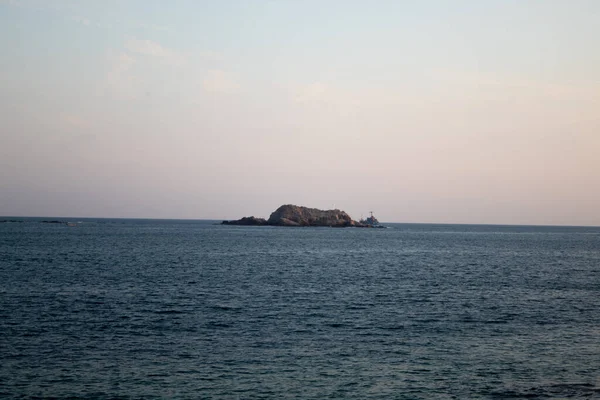 Kumsal günü hindistan cevizi suyu ve güneşli.