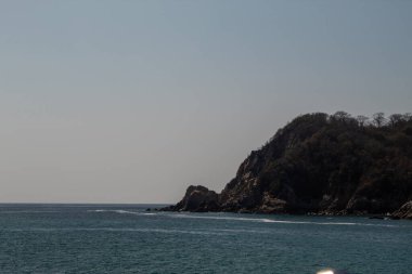 Huatulco koylarında okyanusun ortasındaki kayalar.