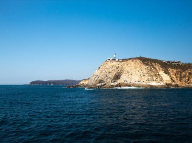 Huatulco Körfezi 'ndeki mavi okyanus ve kaya oluşumları
