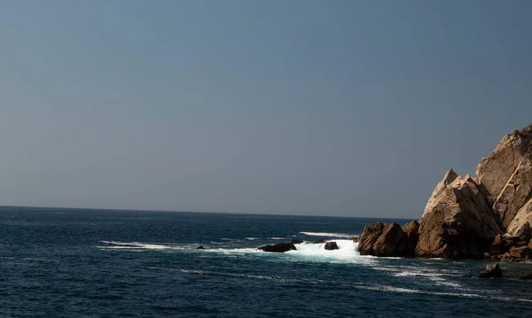 Huatulco Körfezi 'ndeki mavi okyanus ve kaya oluşumları