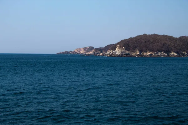 Océan Bleu Dans Baie Huatulco Formations Rocheuses — Photo