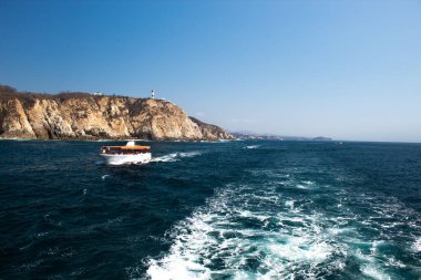 Huatulco Körfezi 'ndeki mavi okyanus ve kaya oluşumları