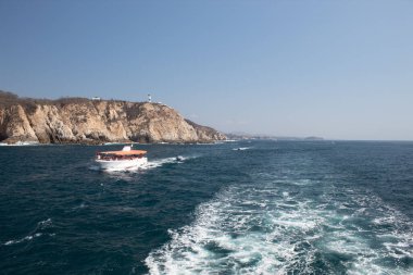 Huatulco Körfezi 'ndeki mavi okyanus ve kaya oluşumları