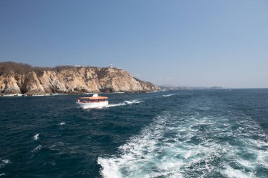 Huatulco Körfezi 'ndeki mavi okyanus ve kaya oluşumları