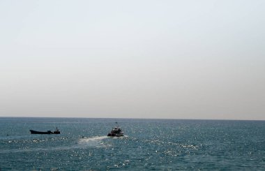 Turkuaz okyanusta bir tekne Huatulco Meksika 'da güneşli bir gün