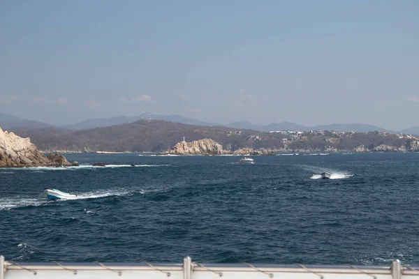 Huatulco Körfezi 'ndeki mavi okyanus ve kaya oluşumları