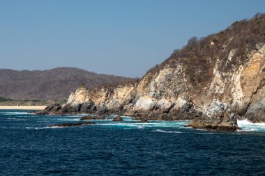 Turkuaz okyanus, Huatulco Meksika 'da güneşli bir gün.