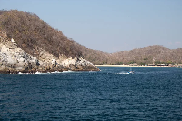 Huatulco湾的蓝色海洋和岩层 — 图库照片