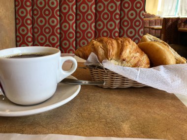 Kahvaltıda kruvasan ve kahve güzel ışık, ekmek sepeti