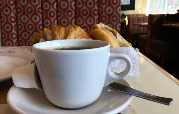 Croissant Café Para Desayuno Agradable Luz Cesta Pan — Foto de Stock