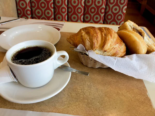 Croissant Café Para Desayuno Agradable Luz Cesta Pan — Foto de Stock