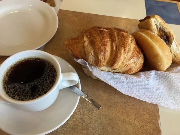 Круассан Кофе Завтрак — стоковое фото