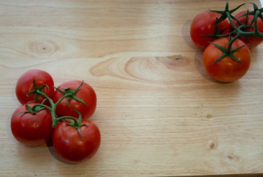 Taze kırmızı lezzetli domatesler.