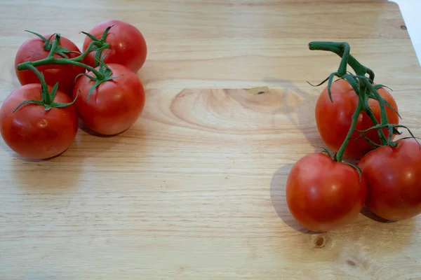 新鮮な赤丸おいしいトマトが裂けて — ストック写真