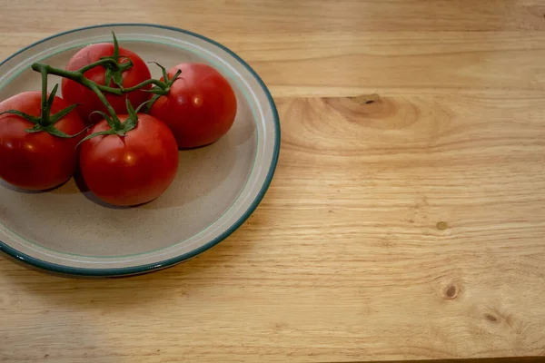 Taze kırmızı lezzetli domatesler.