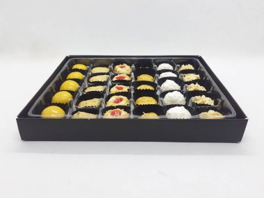 Çeşit çeşit şeffaf cam ve plastik hijyen ambalajlı nefis renkli el yapımı kurabiyeler.