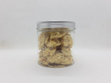 Çeşit çeşit şeffaf cam ve plastik hijyen ambalajlı nefis renkli el yapımı kurabiyeler.