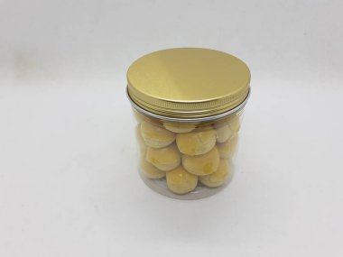 Çeşit çeşit şeffaf cam ve plastik hijyen ambalajlı nefis renkli el yapımı kurabiyeler.