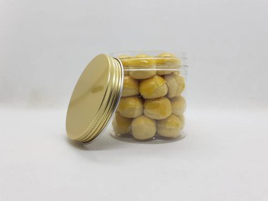 Çeşit çeşit şeffaf cam ve plastik hijyen ambalajlı nefis renkli el yapımı kurabiyeler.