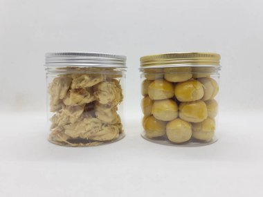 Çeşit çeşit şeffaf cam ve plastik hijyen ambalajlı nefis renkli el yapımı kurabiyeler.