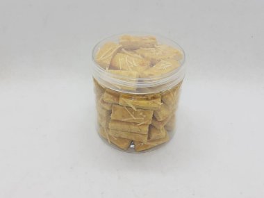 Çeşit çeşit şeffaf cam ve plastik hijyen ambalajlı nefis renkli el yapımı kurabiyeler.