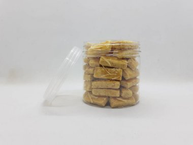 Çeşit çeşit şeffaf cam ve plastik hijyen ambalajlı nefis renkli el yapımı kurabiyeler.