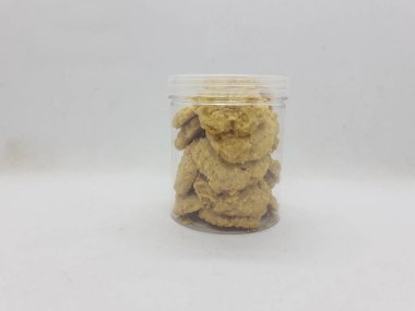 Çeşit çeşit şeffaf cam ve plastik hijyen ambalajlı nefis renkli el yapımı kurabiyeler.