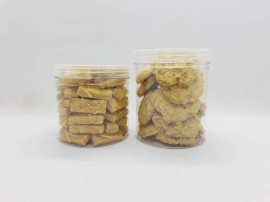 Çeşit çeşit şeffaf cam ve plastik hijyen ambalajlı nefis renkli el yapımı kurabiyeler.