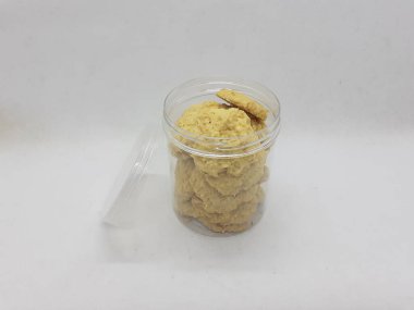 Çeşit çeşit şeffaf cam ve plastik hijyen ambalajlı nefis renkli el yapımı kurabiyeler.