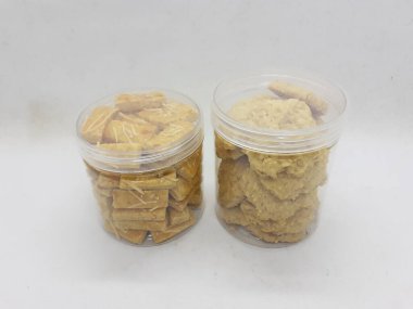 Çeşit çeşit şeffaf cam ve plastik hijyen ambalajlı nefis renkli el yapımı kurabiyeler.