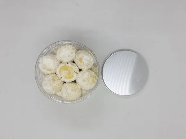 不同透明玻璃和塑料卫生包装的精美精美色泽的手制饼干 背景为白色孤立环境 — 图库照片