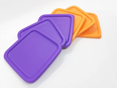 Renkli Sanatsal Modern Plastik Yiyecek Konteynırları Mutfak Atıştırmalıkları ya da Baharat Depolama Aletleri Beyazlar Arkaplanında