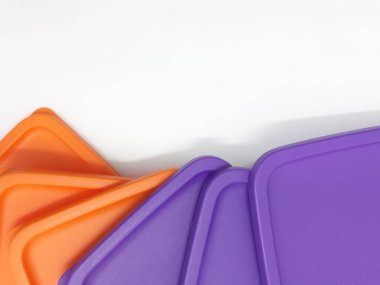 Renkli Sanatsal Modern Plastik Yiyecek Konteynırları Mutfak Atıştırmalıkları ya da Baharat Depolama Aletleri Beyazlar Arkaplanında