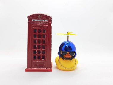 Şirin Sarı Gıcırtılı Bathub Çocuk Oyuncakları için Banyo Suyu Aksesuarları Beyazlar Arkaplanında