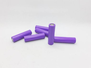 Beyaz Aygıt Şarj Arkaplanda 18650 Pil Tipi ile Modern Renkli Banka Tasarımı