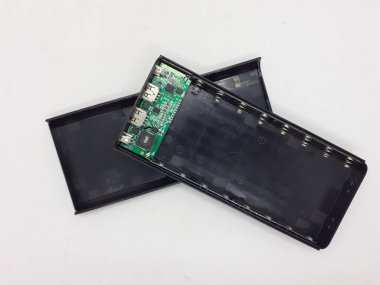 Beyaz Aygıt Şarj Arkaplanda 18650 Pil Tipi ile Modern Renkli Banka Tasarımı