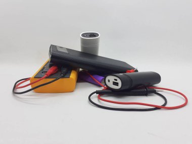 Beyaz Aygıt Şarj Arkaplanda 18650 Pil Tipi ile Modern Renkli Banka Tasarımı