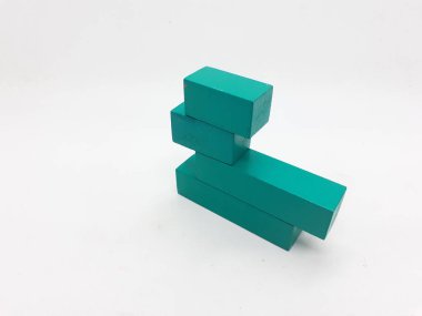 Sanatsal El Yapımı Renkli Çeşitli Şekiller Ahşap Bina Oyuncak Çocuk Oyuncakları Beyazlar Arkaplanında Yaratıcı Eğitim Amaçlı Oyuncak