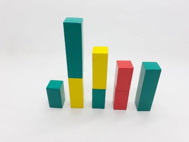 Sanatsal El Yapımı Renkli Çeşitli Şekiller Ahşap Bina Oyuncak Çocuk Oyuncakları Beyazlar Arkaplanında Yaratıcı Eğitim Amaçlı Oyuncak
